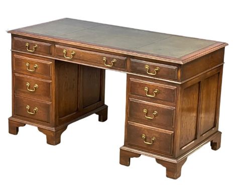 A good quality vintage Georgian style oak pedestal desk with leather top. 135x68x77cm 