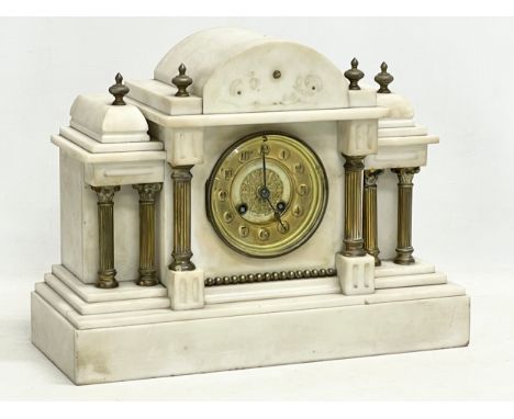 A Victorian marble and brass mantle clock. With pendulum. 39x16x30cm