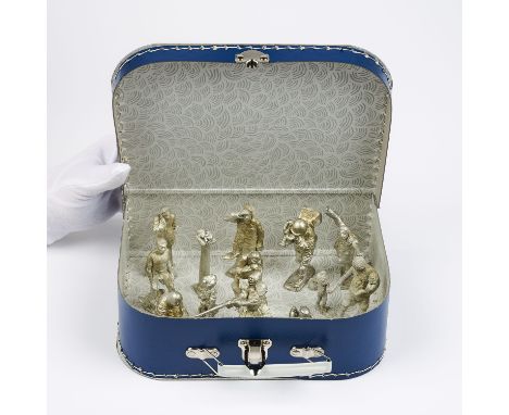 ALTHAMER, PAWEL1967 WarschauTitel: Retrospective (für Parkett 82). Datierung: 2008. Technik: 12 Zinnfiguren in Spielzeugkoffe