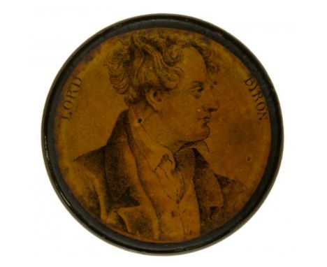 AN ENGLISH PAPIER MÂCHÉ SNUFF BOX AND COVER, EARLY 19TH C the cover applied with a varnished engraving of Lord Byron, 8.8cm d