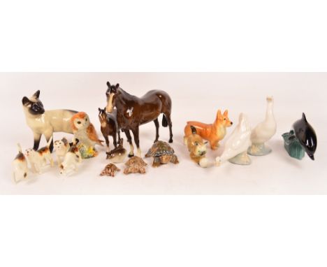 Large and small Beswick models of a standing brown horse, a Beswick owl, a cat, four hounds (af), and a quantity of other cer