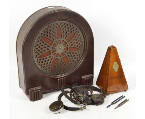 A walnut cased metronome, two tuning forks, a bakelite speaker and a set of vintage headphones (af). CONDITION REPORT: Bakeli