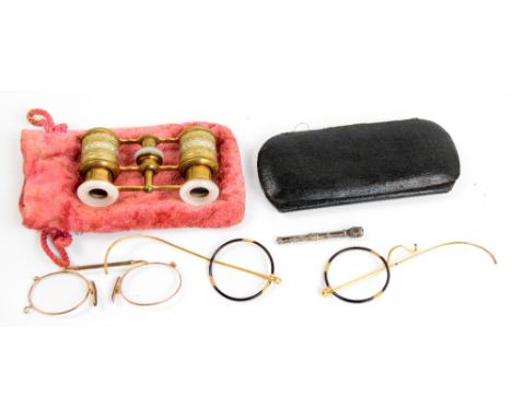 A small collectors' lot comprising a pair of French opera glasses with mother of pearl eyepieces and turned decoration, a whi