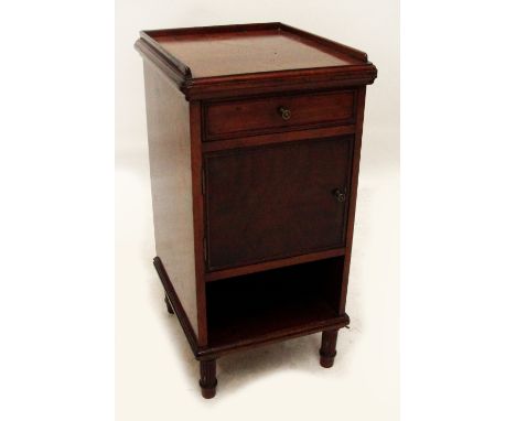 A c.1900 Waring & Gillow walnut bedside table, the three quarter gallery top above single frieze drawer stamped "Waring & Gil