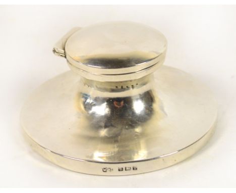 A George V hallmarked silver capstan inkwell with hinged lid and with associated ceramic liner, Mappin & Webb, diameter of wo