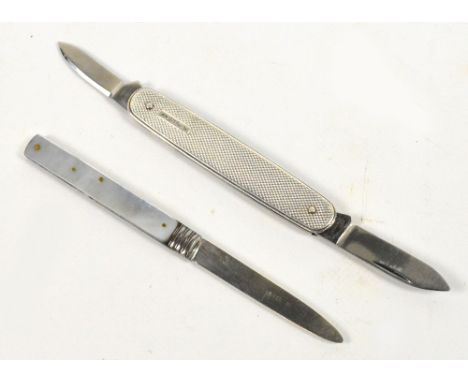 A Georgian hallmarked silver bladed mother of pearl handled fruit knife, length 6.5cm (folded) and a hallmarked silver handle