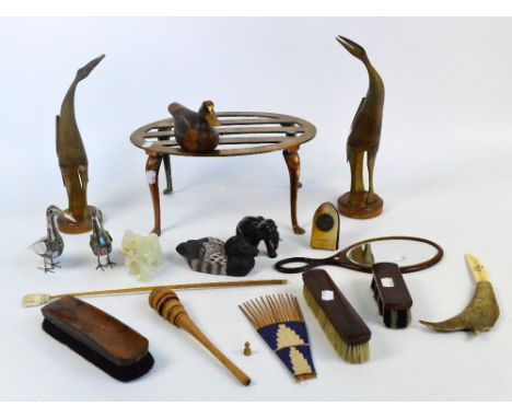 A mixed lot of collectable items including a green jadeite elephant, abalone and mother of pearl birds, horn birds, brushes, 