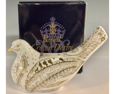 A Royal Crown Derby paperweight, Dove of Peace “Lest we Forget”, to mark the Centenary Anniversary of the First World War (19