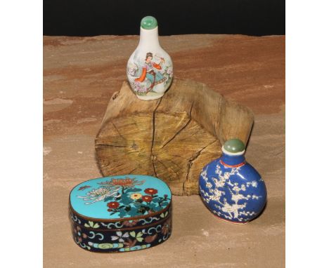 A Chinese porcelain flatenned ovoid snuff bottle, moulkded and decorated in polychrome enamels with blossoming prunus, 6.5cm 