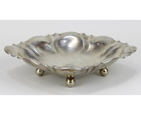 Schale aus 800er Silber, Adolf Mayer Frankfurt am Main, 1. H. 20. Jh., viereckige Form mit geschwungenem Rand, auf vier Kugel