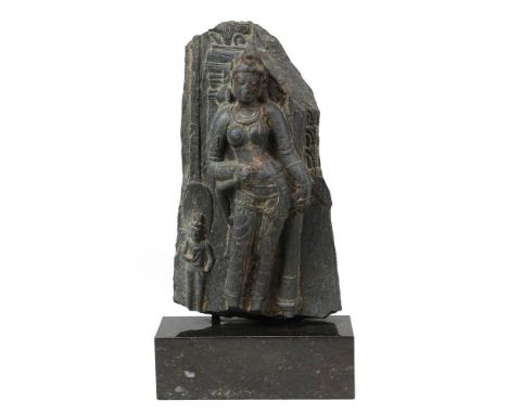 Maitreya, Ostindien, wohl&nbsp; Bihar, Pala-Periode (8. - 12. Jh.), dunkelgraue handgeschlagene Steinstele, Bodhisattva-Darst
