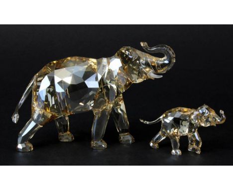 2 Swarovski Elefanten, Kristallglas, farbig u. teils mattiert, facettiert geschliffen, im Boden Schwanenmarke, L: 9 u. 18 cm,