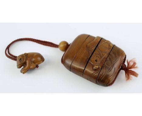 Inro mit Ochsen-Netsuke, Japan 1. H. 20. Jh., Holz, Inro aus vier Teilen zusammengesetzt, Wandung mit geschnitztem reliefiert
