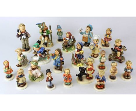 22 Hummelfiguren, Hummel/Goebel 2. H. 20. Jh., polychrom bemalt, versch. Kinderfiguren mit Spielzeug, Tieren, beim Kochen, Wa