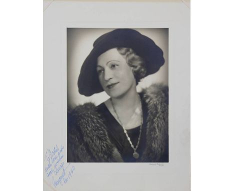 Porträtphotographie einer Dame der Gesellschaft, Underwood &amp; Underwood New York 1940, schwarz - weiß, Vintage, rechts unt