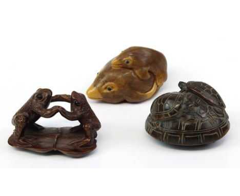 3 Netsuke Tierfiguren, Japan, eine Biebermutter mit Kind aus Taguanuss, ein Krötenpaar auf Lotusblatt u. zwei Schildkröten au