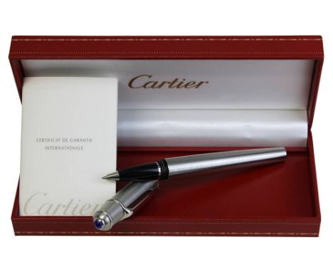 Cartier Rollerball "Stylo Diabolo", Paris 2. H. 20. Jh., silberfarbenes Modell, Deckel mit saphirfarbenem Cabochon, L: 14 cm,