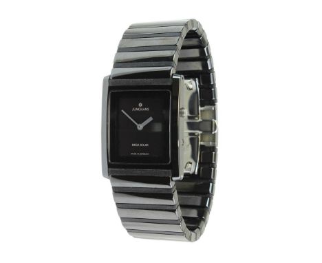 Junghans Herrenarmbanduhr, Solar Berlin Mega Funkuhr, Glieder u. Gehäuse aus Keramik, rechteckiges Gehäuse, bez. "Junghans Me