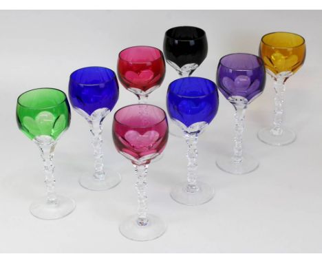 8 Römer aus Kristallglas, Harrach Crystal, Böhmen 1. H. 20. Jh., Klarglas mit verschiedenfarbigem Überfang, Wandung mit Zunge