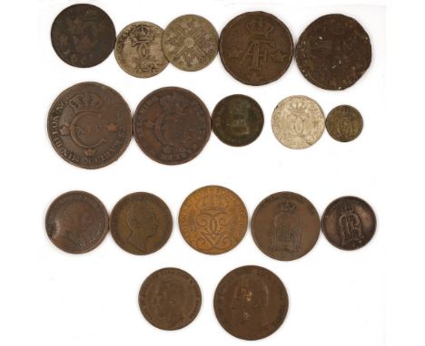 17 Münzen Schweden 17.-20. Jh.: 5 Öre 1699 Charles XII, 5 Öre 1739, 1 Öre 1757, 1/12 Skilling 1812, 1/24 Riksdaler 1814, 2/3 