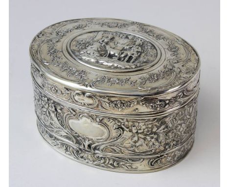 Ovale Deckeldose aus 800er Silber, Hanau Anfang 20. Jh., Barockstil, reliefiertes Blüten- und Blattwerkdekor, im Deckel Galan