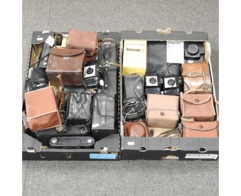 A collection of vintage cameras, to include Kodak, some cased