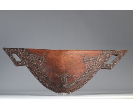 Mangbetu slotted drum decorated with nails. from Rep. Dem. Congo - Weight: 5.50 kg - Shipping available - Region: Congo - Siz