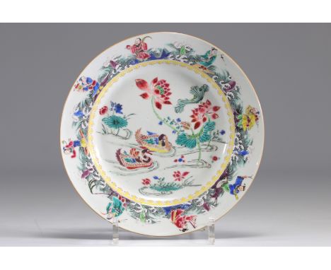 Famille Rose porcelain plate decorated with ducks and a frieze of characters from 18th century - Weight: 335 g - Shipping ava