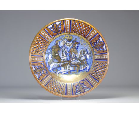Large majolica dish decorated with knights - Weight: 2.70 kg - Shipping unavailable - Region: Italie - Sizes: D 450 MM - At f