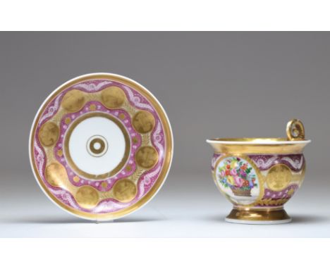 Paris porcelain chocolate cup and saucer decorated with a floral basket, early 19th century - Weight: 475 g - Shipping availa