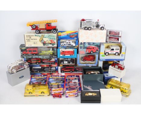 Lone Star, Maisto, Ertl, Mondo Motors, Others - An eclectic mixed lot that includes diecast, plastic, tinplate models of 'Eme