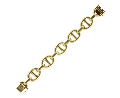 A vintage Gucci style mariner link bracelet in 18ct yellow gold comprising six large links joined by smaller gold links. Leng