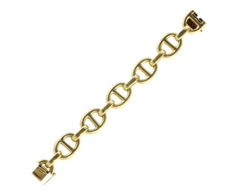 A vintage Gucci style mariner link bracelet in 18ct yellow gold comprising six large links joined by smaller gold links. Leng