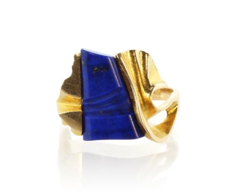 LAPPONIA A vintage lapis lazuli dress ring in 18ct yellow gold by Lapponia set with a carved panel of lapis lazuli flanked by