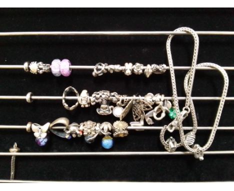 Trollbeads case containing a Trollbeads silver chain with charms, a Trollbeads silver bracelet and several loose charms, gros
