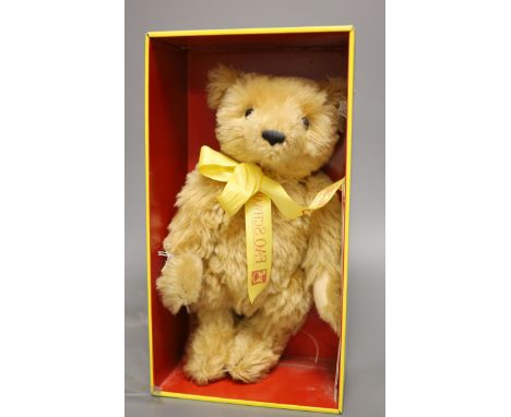 A 1993 musical Steiff bear for FAO Scwarz, box and certificate (1)