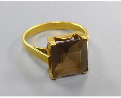 A yellow metal(stamped 750) and smoky quartz set dress ring, size M, gross 5.2 grams.