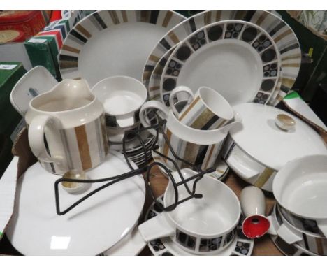 A tray of retro Midwinter dinnerware 