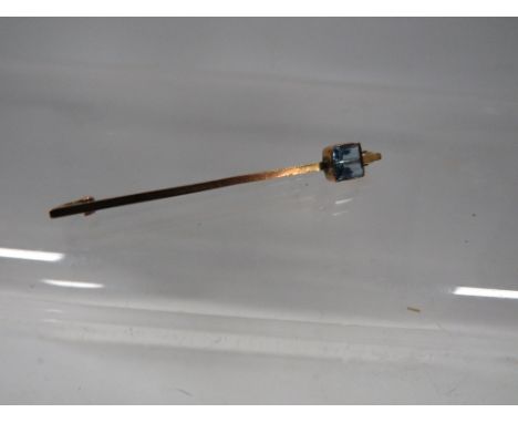 A vintage 9ct stick pin set with an aquamarine style stone approx. weight 1.9g 