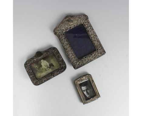A George V silver mounted photograph frame, J &amp; R Griffin, Chester 1910, of rectangular form with bow and floral detail, 