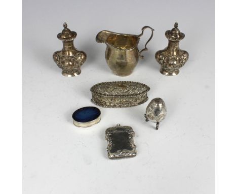 A selection of silver, including a pair of Edwardian silver pepperettes, William Devenport, Birmingham 1902, of bulbous form 