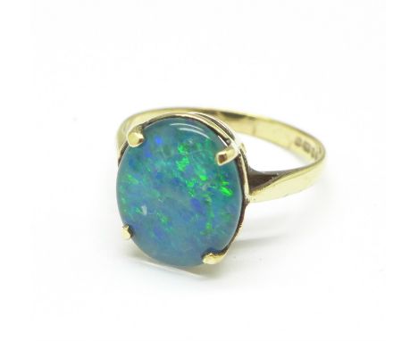 A 9ct gold and black doublet opal ring, 2g, L