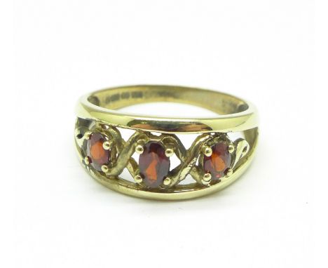 A 9ct gold, three stone garnet ring, 2.7g, P