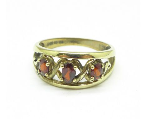 A 9ct gold, three stone garnet ring, 2.7g, P