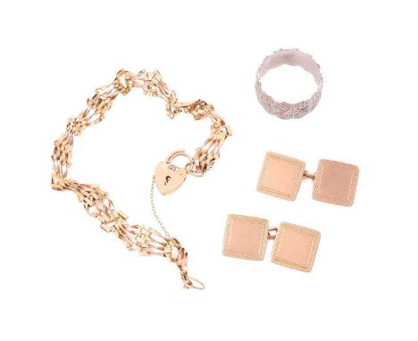 Mixed items in 9ct gold comprising a dress ring, a pair of cufflinks and a gate link bracelet; the scalloped edged ring engra