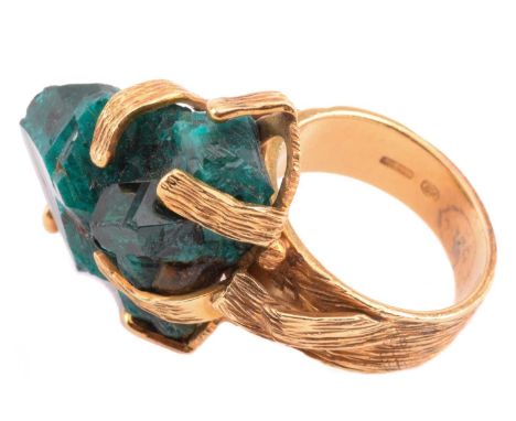 A Modernist dioptase cocktail ring, featuring a rough dioptase crystal in a claw setting, approximately measures 2.5 x 2.0 cm