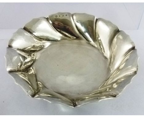 W.S. HUTTON & SONS A SILVER BOWL having fancy swirl surround and moulded wire foot, stamped 33361, Sheffield 1927 411g, 5cm h