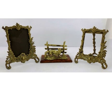 AN EDWARDIAN CAST BRASS FOX LETTER RACK on polished wood base 18.5cm wide, together with a PAIR OF CAST BRASS EASEL DESIGN PH