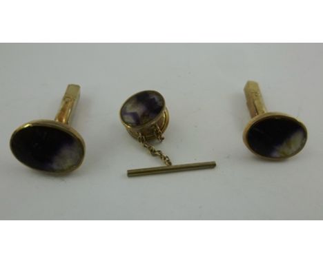 A SET OF SILVER MOUNTED OVAL BLUE JOHN BAR CUFFLINKS, together with a silver mounted TIE TACK, each piece stamped silver vers