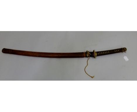 A WORLD WAR II PERIOD JAPANESE WAGASAKI having long plaited handle, brass tsuba (tang not signed but possibly older), and lea